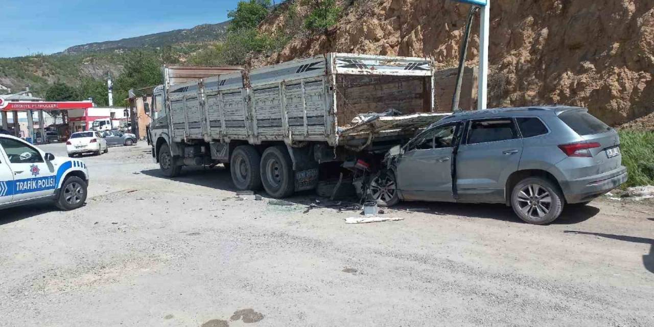 Sivas’ta Otomobil Kamyonun Altına Girdi: 1’i Çocuk 5 Yaralı
