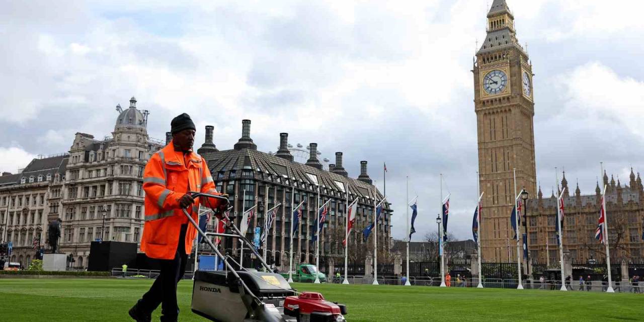 Londra’da Taç Giyme Töreni İçin Hazırlıklar Tamamlandı