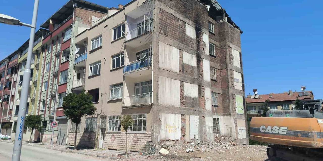 Malatya’da Acil Yıkılacak Evlerin Yıkımı Sürüyor