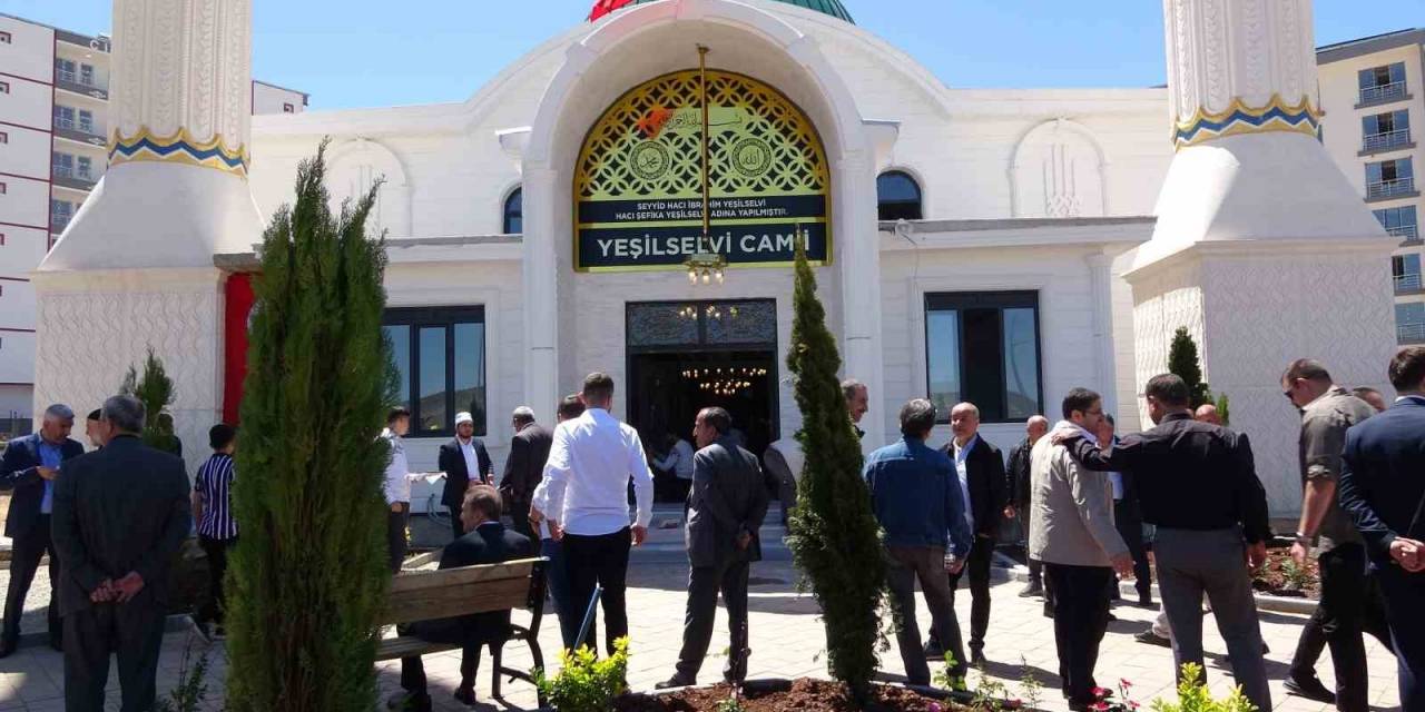 Siirtli İş Adamı Anne Ve Babasının Hayrına Cami Yaptırdı
