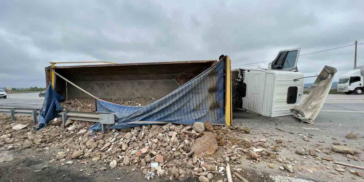 Tuzla’da Hafriyat Yüklü Tır Devrildi; 1 Yaralı
