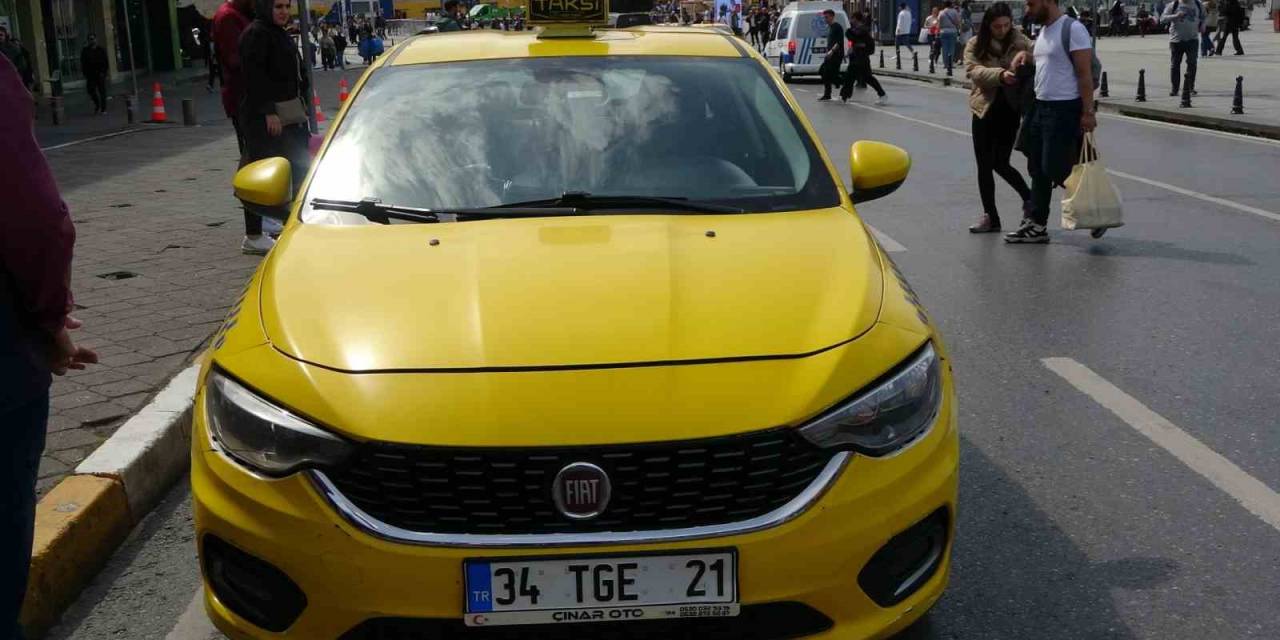 Taksim’de Ticari Taksi Denetim: Aracında Muşta Bulunduran Taksici Gözaltına Alındı