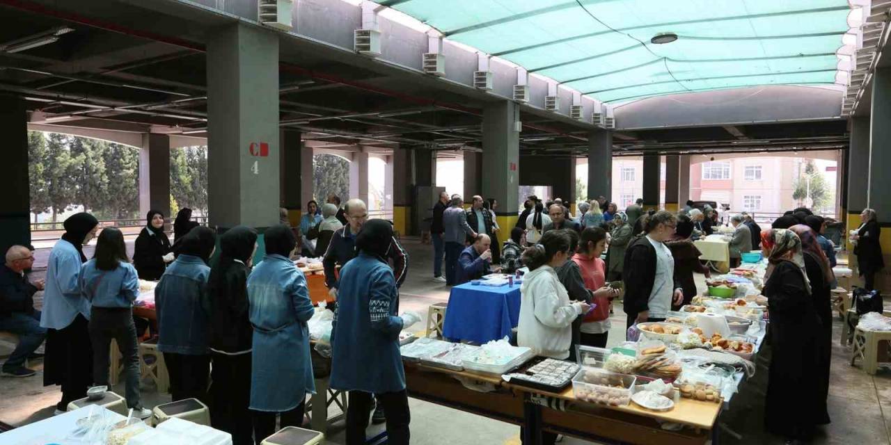 Liseli Kızlar, Atık Malzemelerden Oluşturdukları Ürünleri Depremzedeler İçin Sergiledi