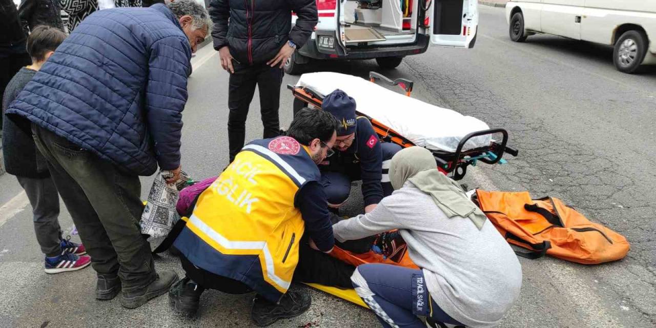 Kırmızı Işıkta Geçmeye Çalışan Kadına Otomobil Çarptı