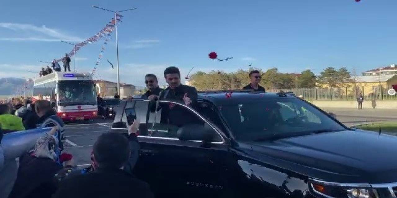 Cumhurbaşkanı Erdoğan Karanfillerle Karşılandı