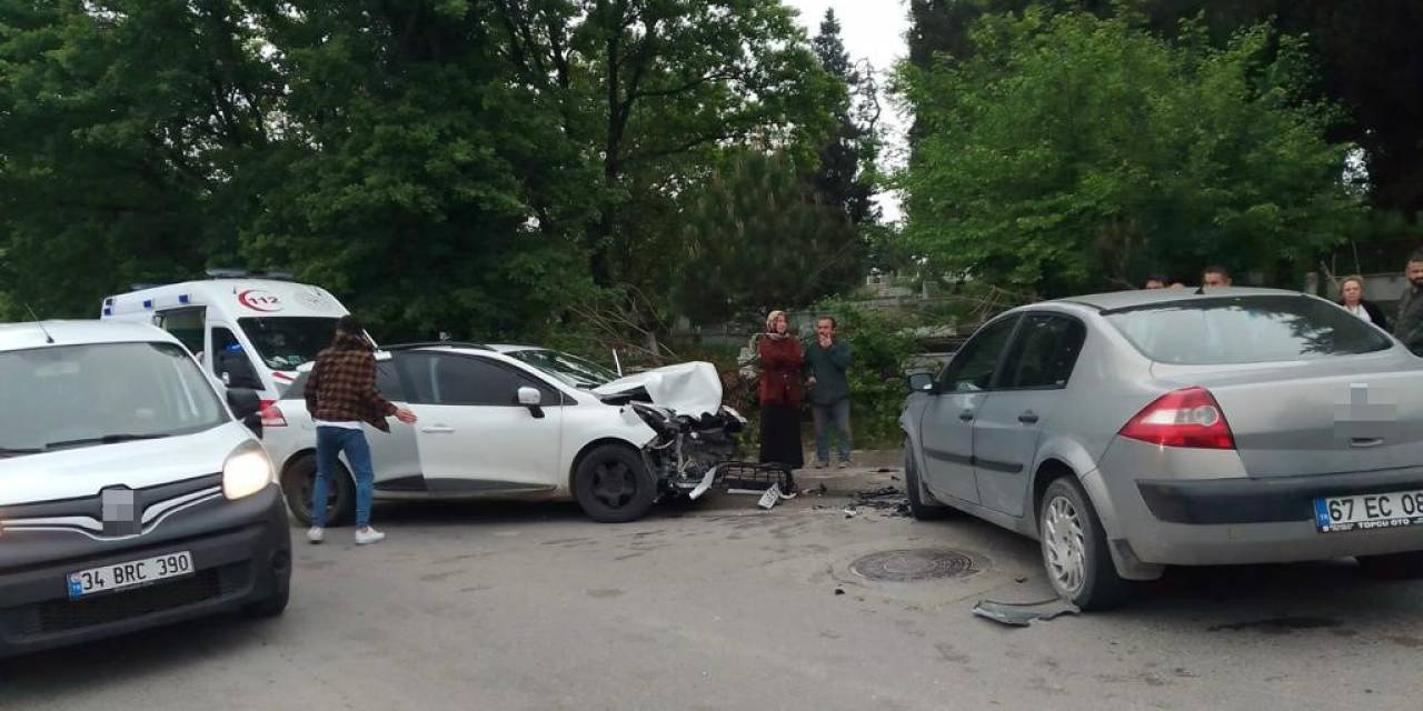 Kavşakta Kafa Kafaya Çarpıştılar: 4 Yaralı