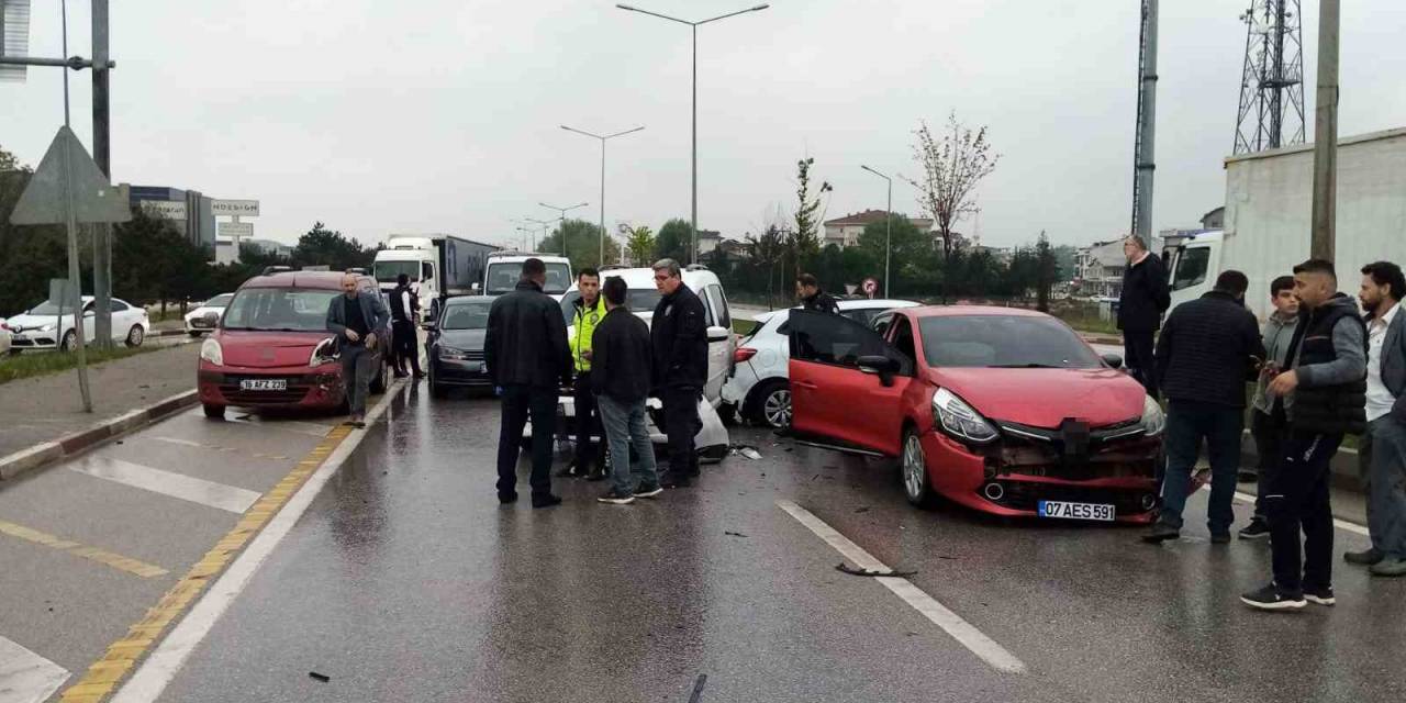 7 Aracın Karıştığı Zincirleme Kaza: 2 Yaralı
