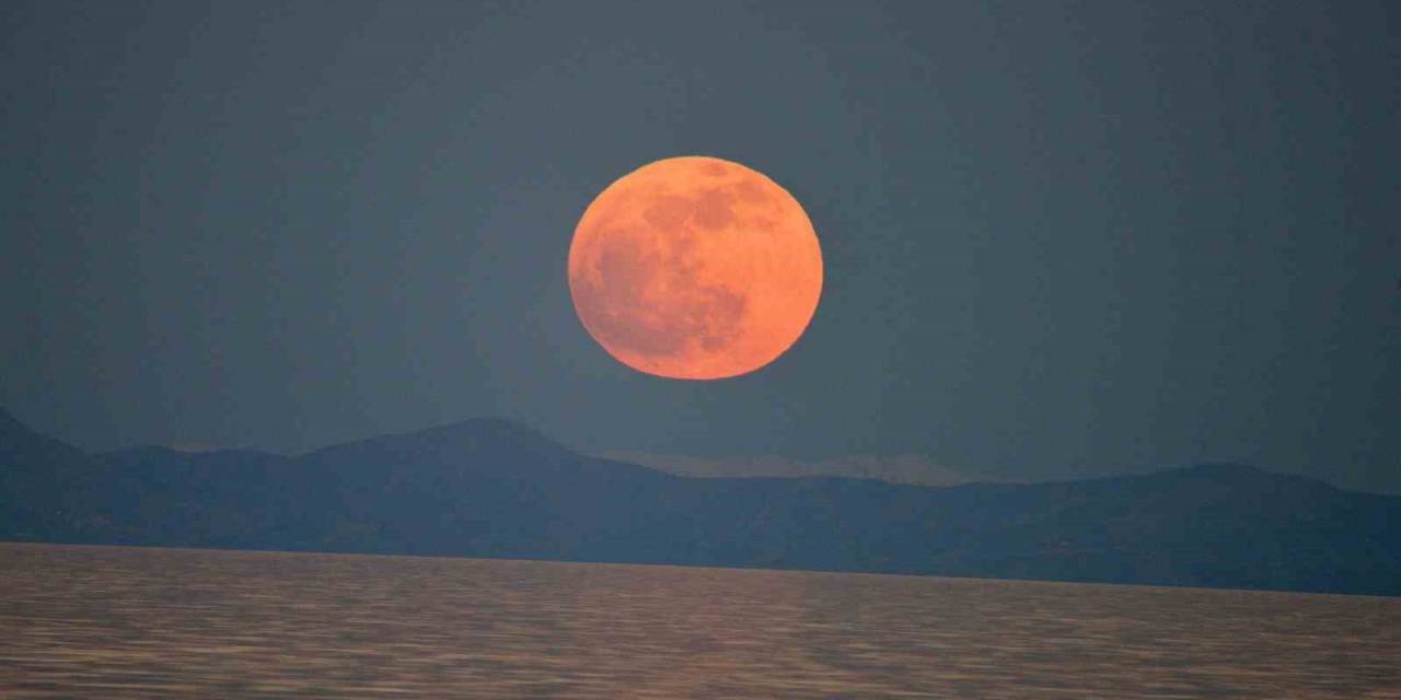 Van Gölü Üzerinde Yükselen Dolunay Görsel Şölen Oluşturdu