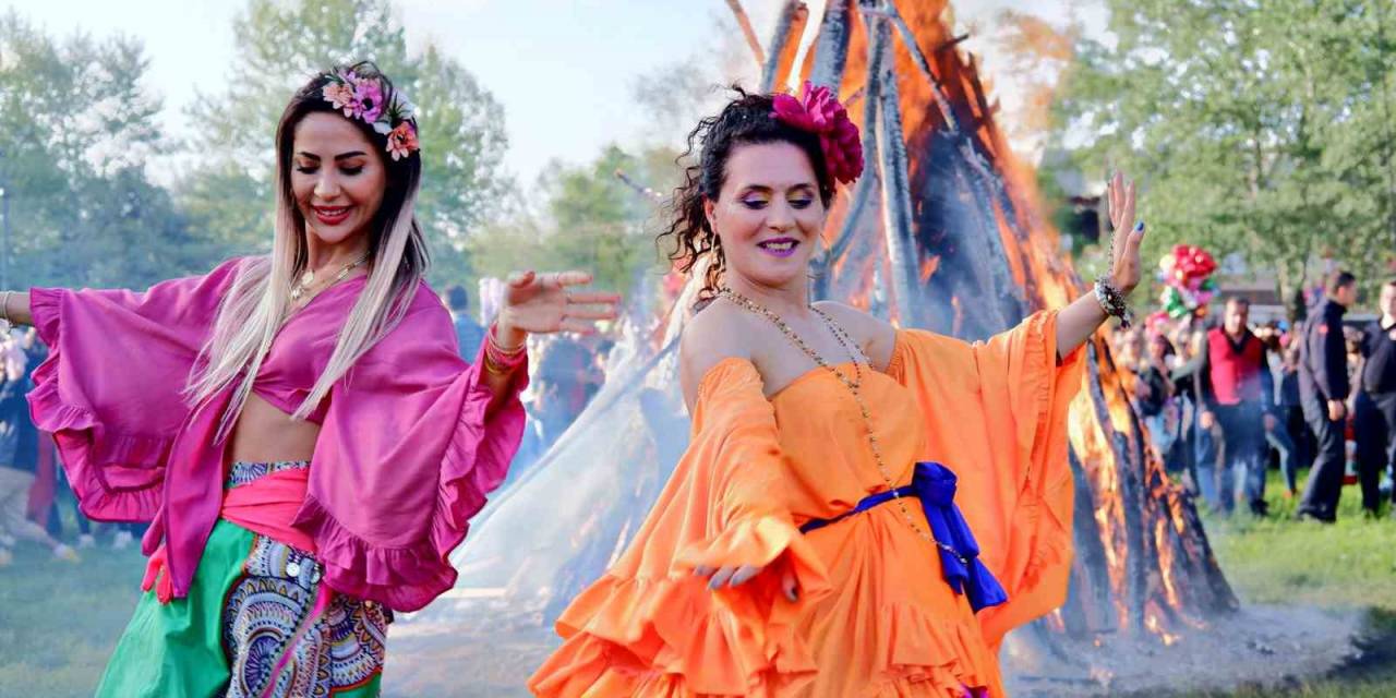 Kakava Ateşi Yerli Ve Yabancı On Binlerce Kişinin Katılımıyla Yakıldı