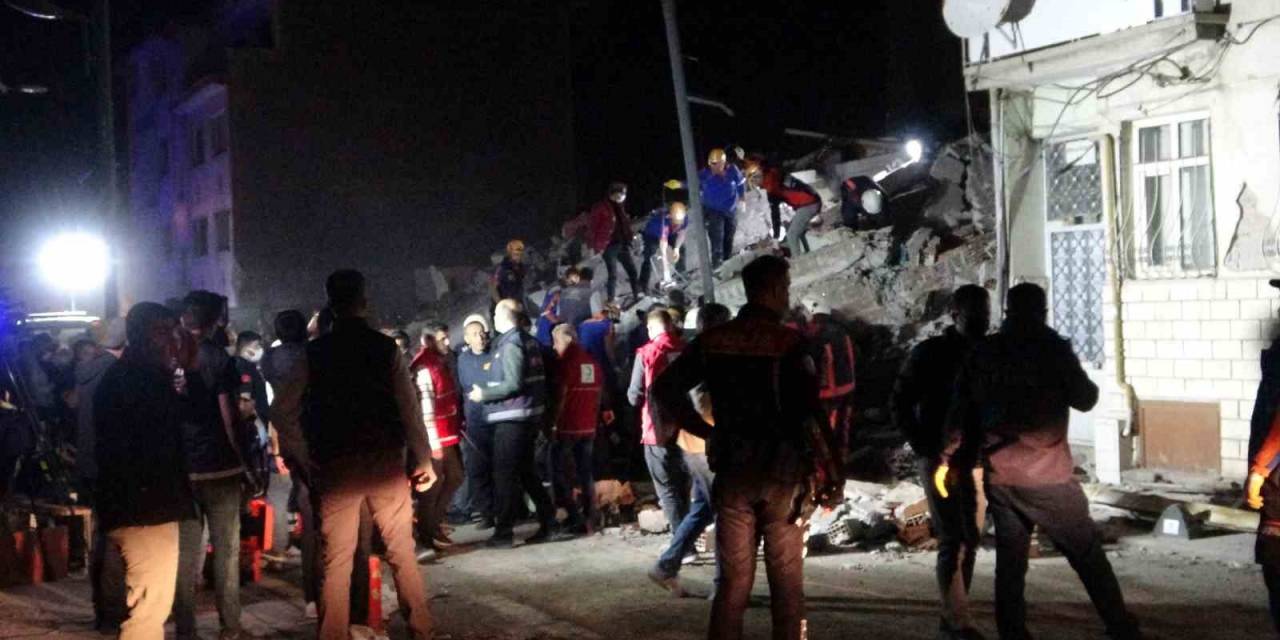 Malatya’da 3 Katlı Ağır Hasarlı Bina Çöktü: 1 Kişi Öldü