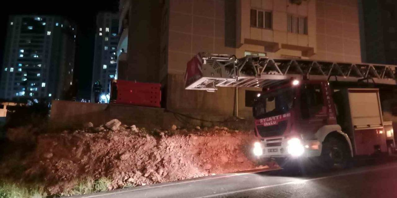 Mardin’de 17 Katlı Binaya Çıkan Genci Polis İkna Etti