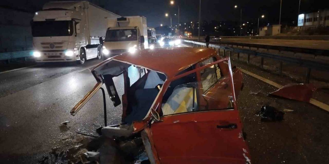 Tem Otoyolunda Feci Kaza: Araç İkiye Bölündü