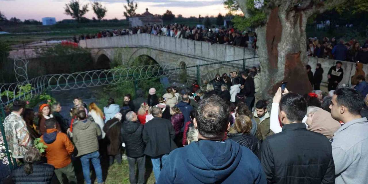 Sabahın İlk Işıklarında Nehir Kenarına Akın Ettiler