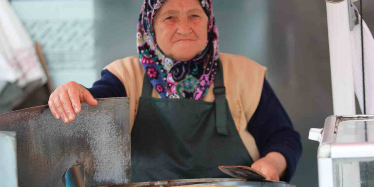 40 Yıl Önce Geçtiği Tezgahın Başında Şimdi Siparişlere Yetişemiyor