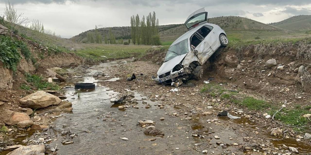 Şarampolden Aşağı Uçup Dereye Düşen Otomobilin Sürücüsü Hayatını Kaybetti