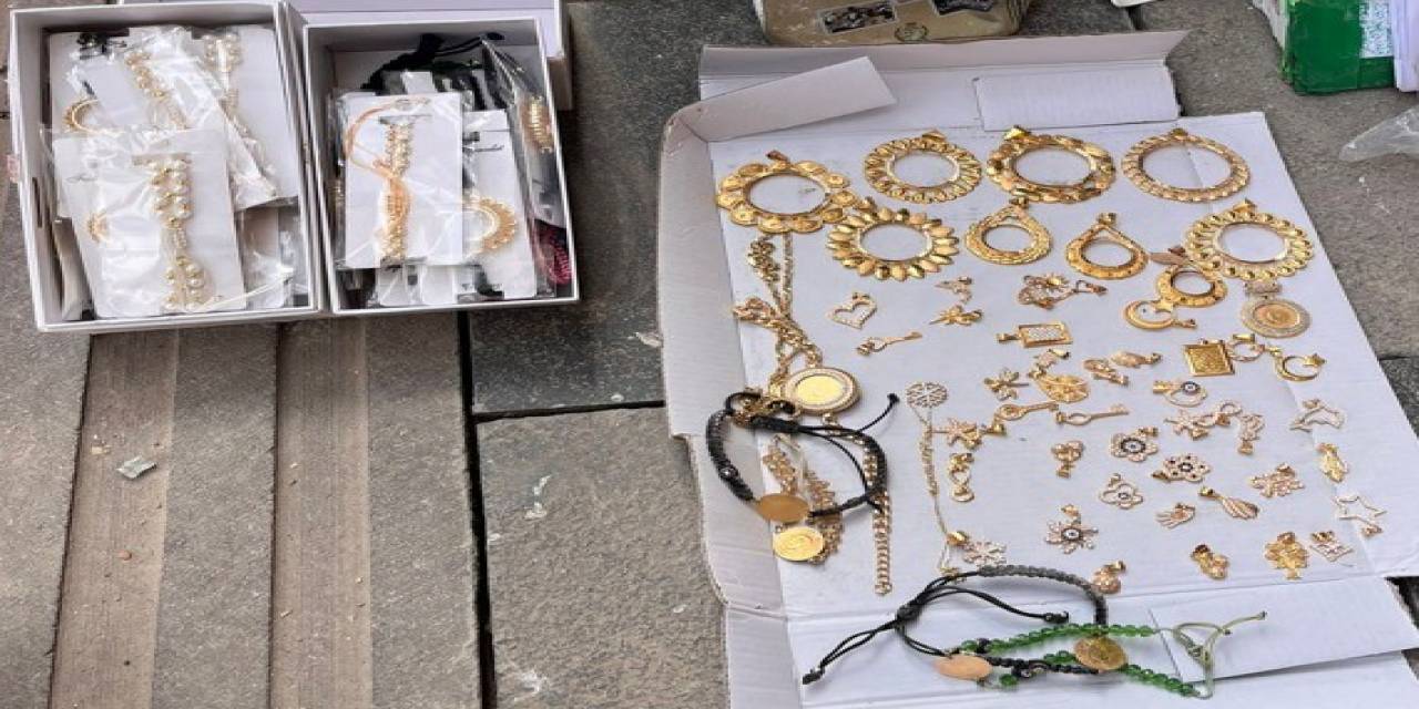 Enkazlardan Çıkan Değerli Eşyalar Sahiplerine Teslim Ediliyor