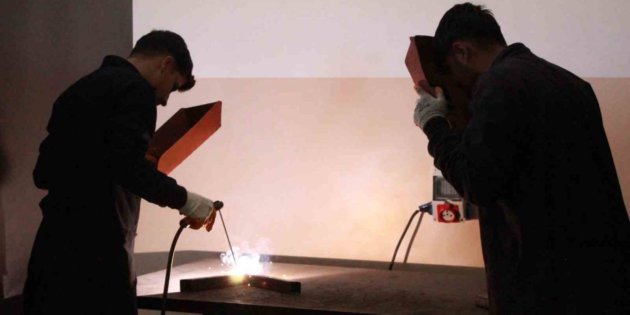 Bingöl’deki Meslek Lisesi, 1,5 Yılda 3 Milyon 500 Bin Liranın Üzerinde Ciro Elde Etti