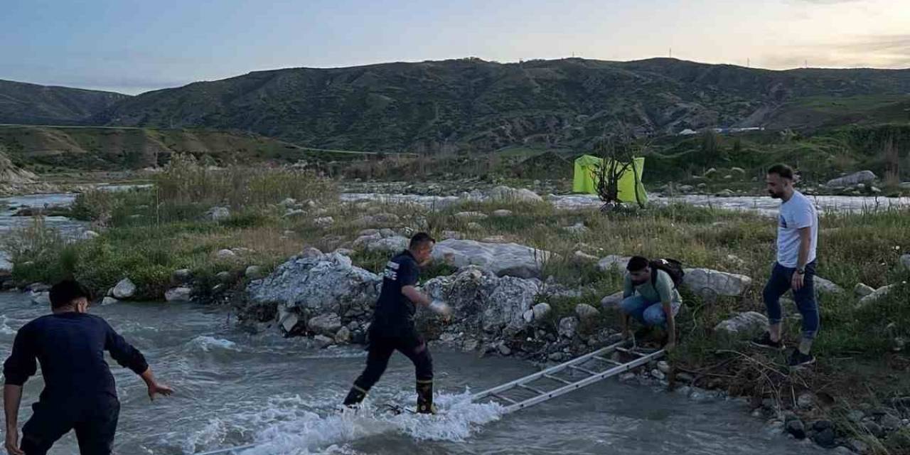 Siirt’te Çayda Mahsur Kalan 2 Kişi İtfaiye Ekipleri Tarafından Kurtarıldı