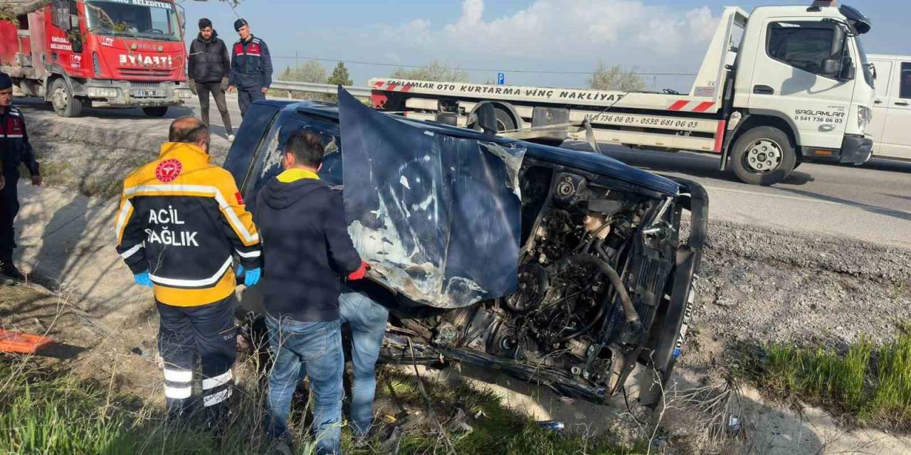 Refüje Girip 50 Metre Sürüklenen Otomobilde 1 Kişi Öldü, 3 Kişi Yaralandı