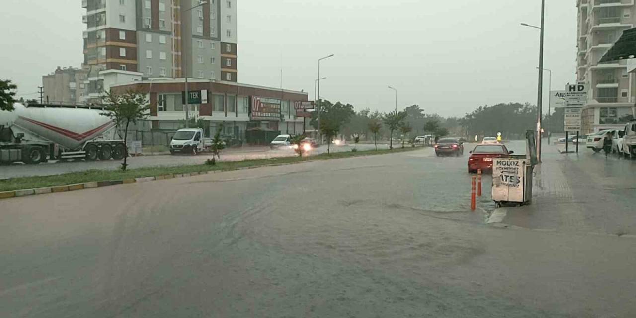 Antalya’da Sağanak Hayatı Felç Etti, Araçlar Yollarda Kaldı