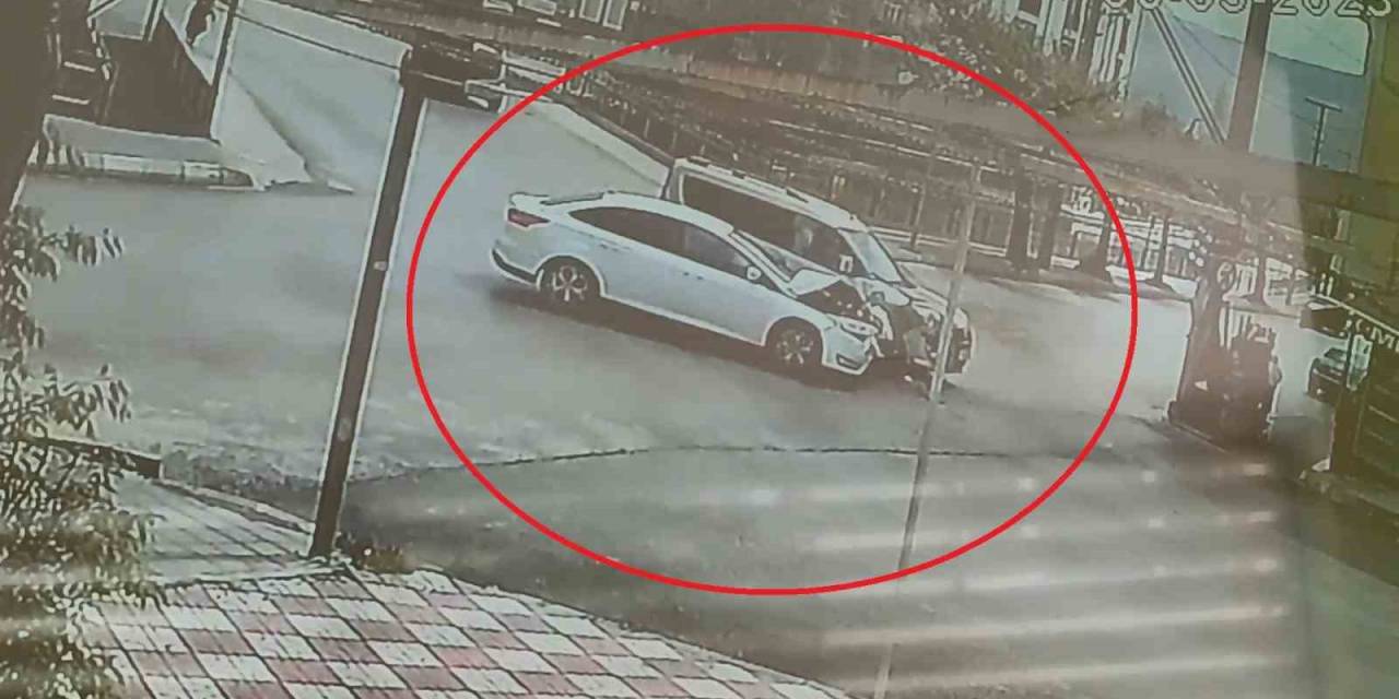 Kastamonu’da Hafif Ticari Araç İle Otomobil Çarpıştı: 3 Yaralı