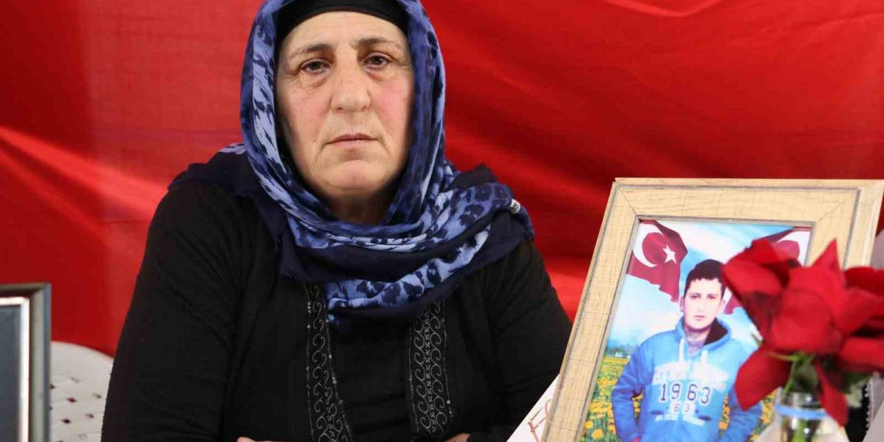 Hdp Önünde Evlat Nöbeti Tutan Anne: “oğlumun Eline Kına Yakıp Askere Göndereceğim”