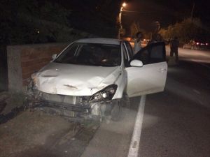 Kamyonetten Kaçtı Duvara Çarptı