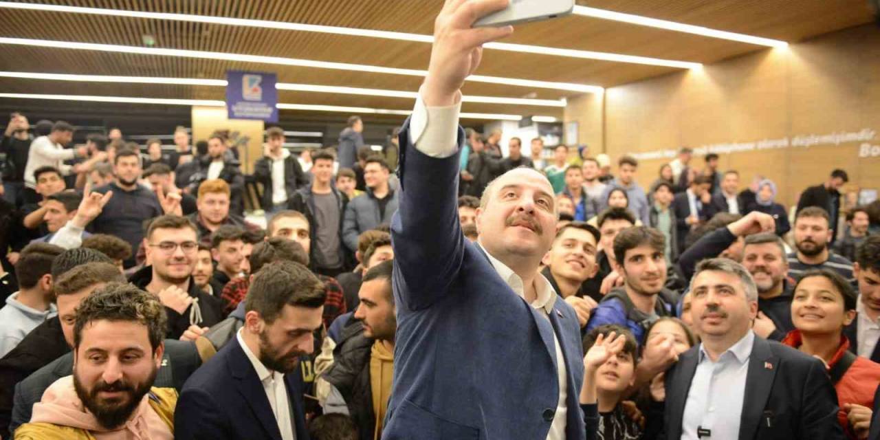 Bakan Varank, ‘uyumayan Kütüphane’de Gençlerle Buluştu