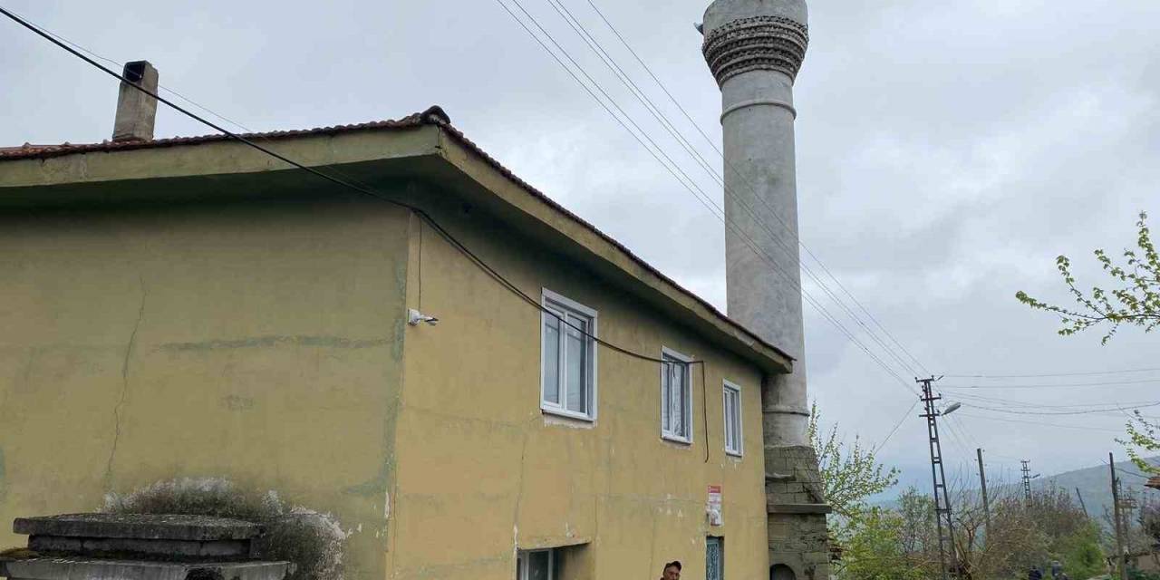 Bilecik’te Cami Minaresine Yıldırım Düştü