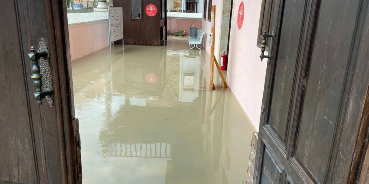 Yağmur Etkili Oldu, Cadde Göle Döndü