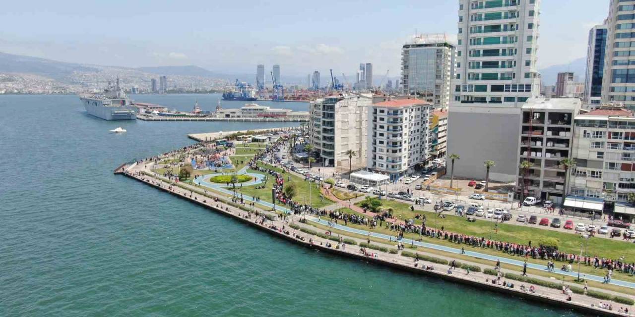 İzmir’de Tcg Anadolu İçin Kilometrelerce Kuyruk