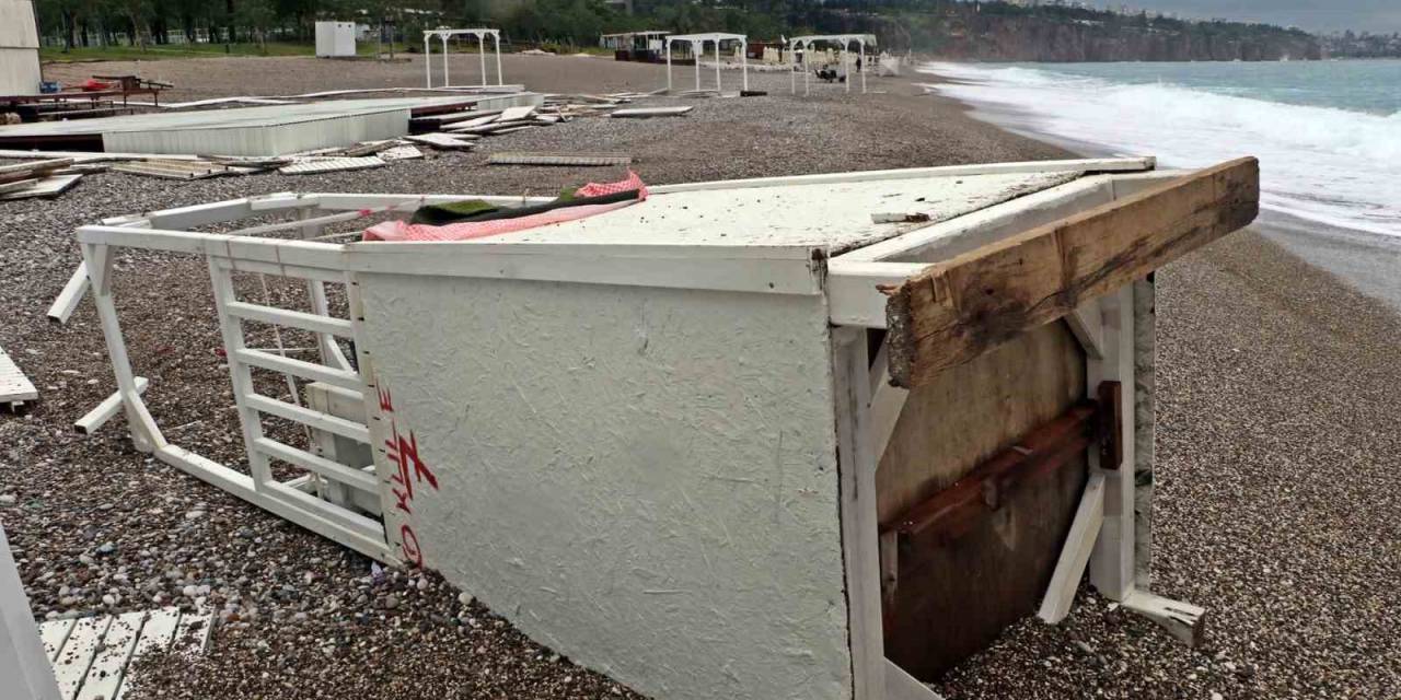 Dev Dalgalar Dünyaca Ünlü Sahildeki Cankurtaran Kulelerini Domino Taşı Gibi Devirdi