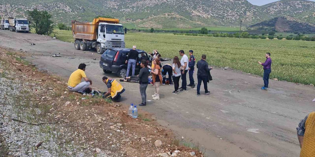 İzmir’de İki Otomobil Kafa Kafaya Çarpıştı: 6 Yaralı