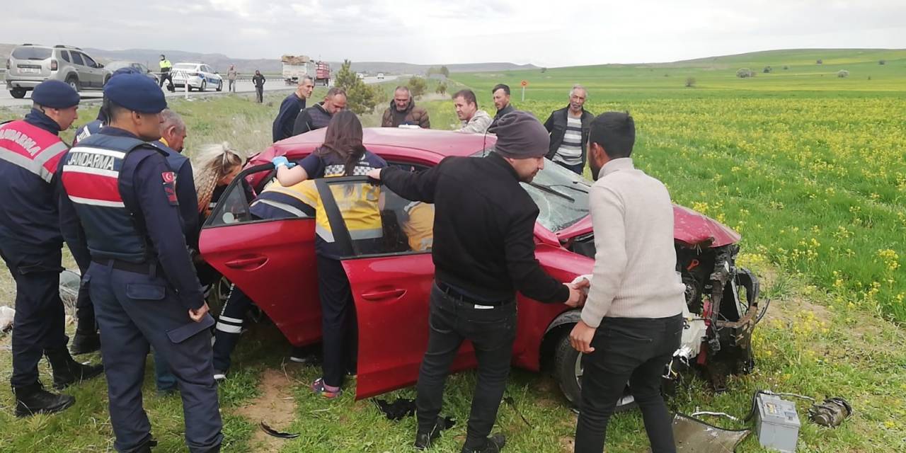 Kontrolden Çıkan Otomobil Araziye Uçtu: 3 Yaralı