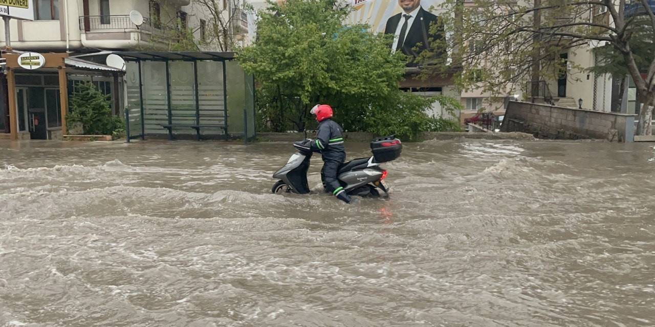 Uşak’ta Sağanak Yağış Hayatı Olumsuz Etkiledi