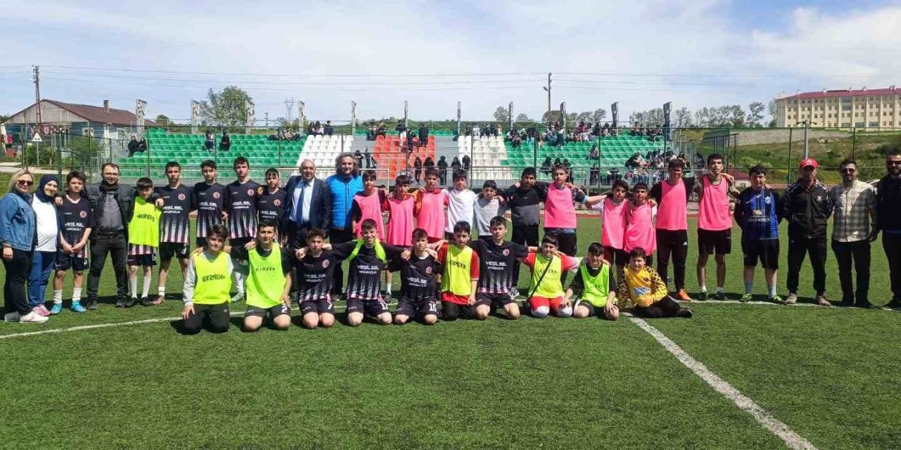 Kadın Antrenörün Çalıştırdığı Erkek Futbol Takımı Şampiyon Oldu