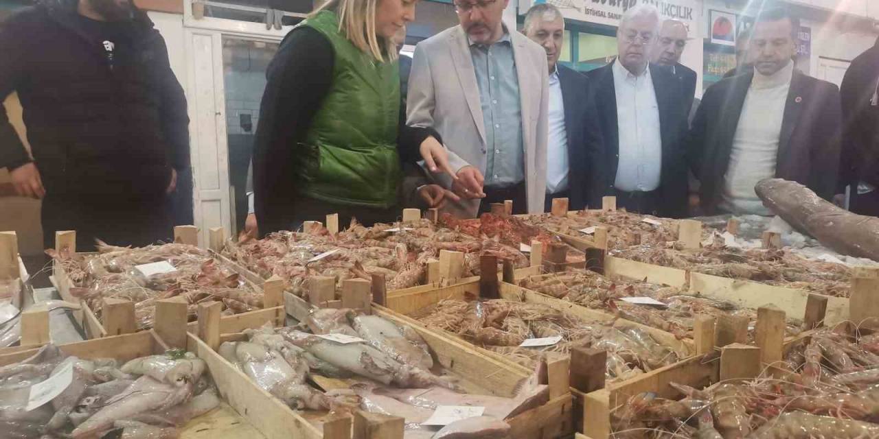 Bakan Kasapoğlu Balıkçı Esnafıyla Bir Araya Geldi