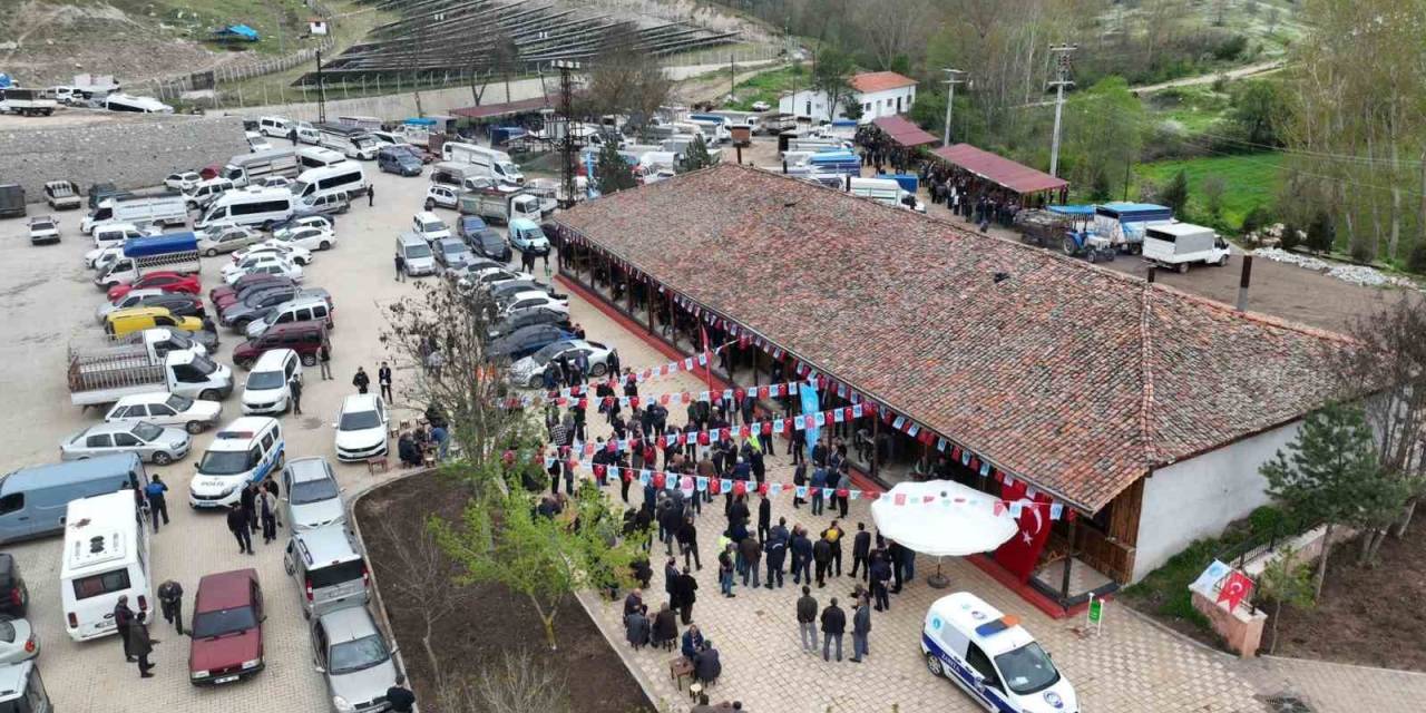 Kavurması Ve Güveciyle Ünlü 400 Yıllık Tarihi Cuma Pazarı Yenilendi