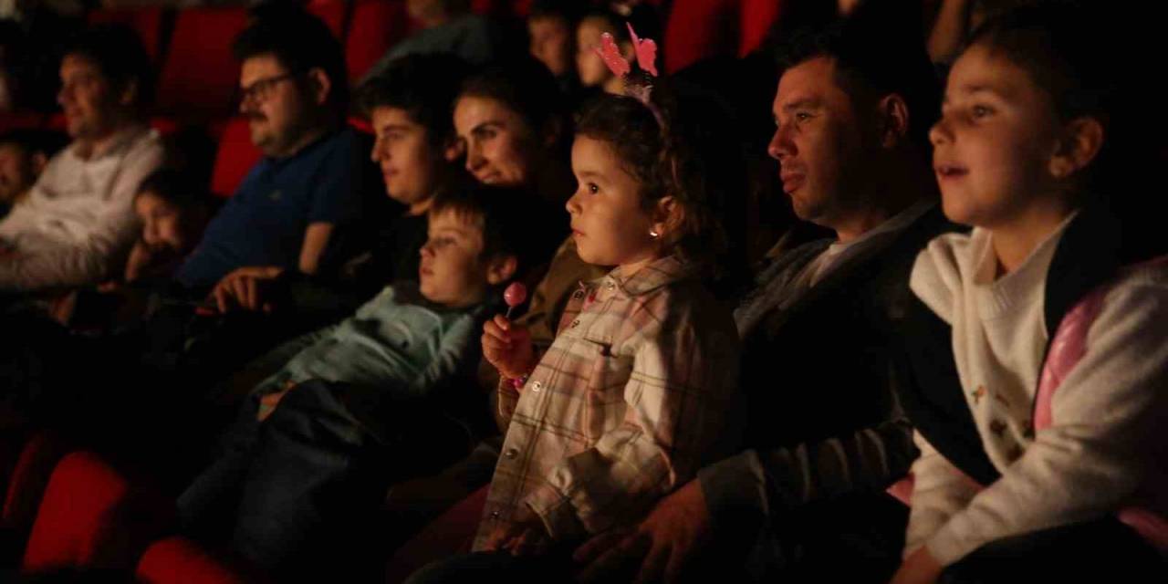 Merkezefendi Kent Tiyatrosu Miniklere Keyifli Anlar Yaşattı