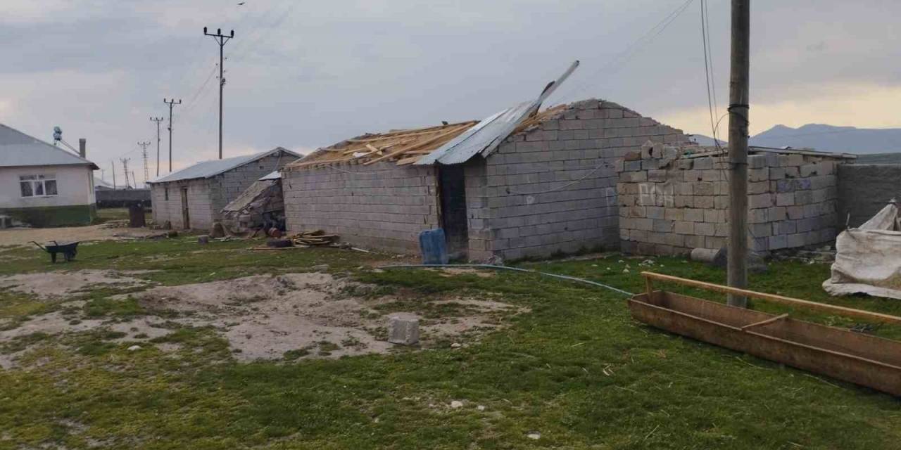 Şiddetli Rüzgar Çatıları Uçurdu