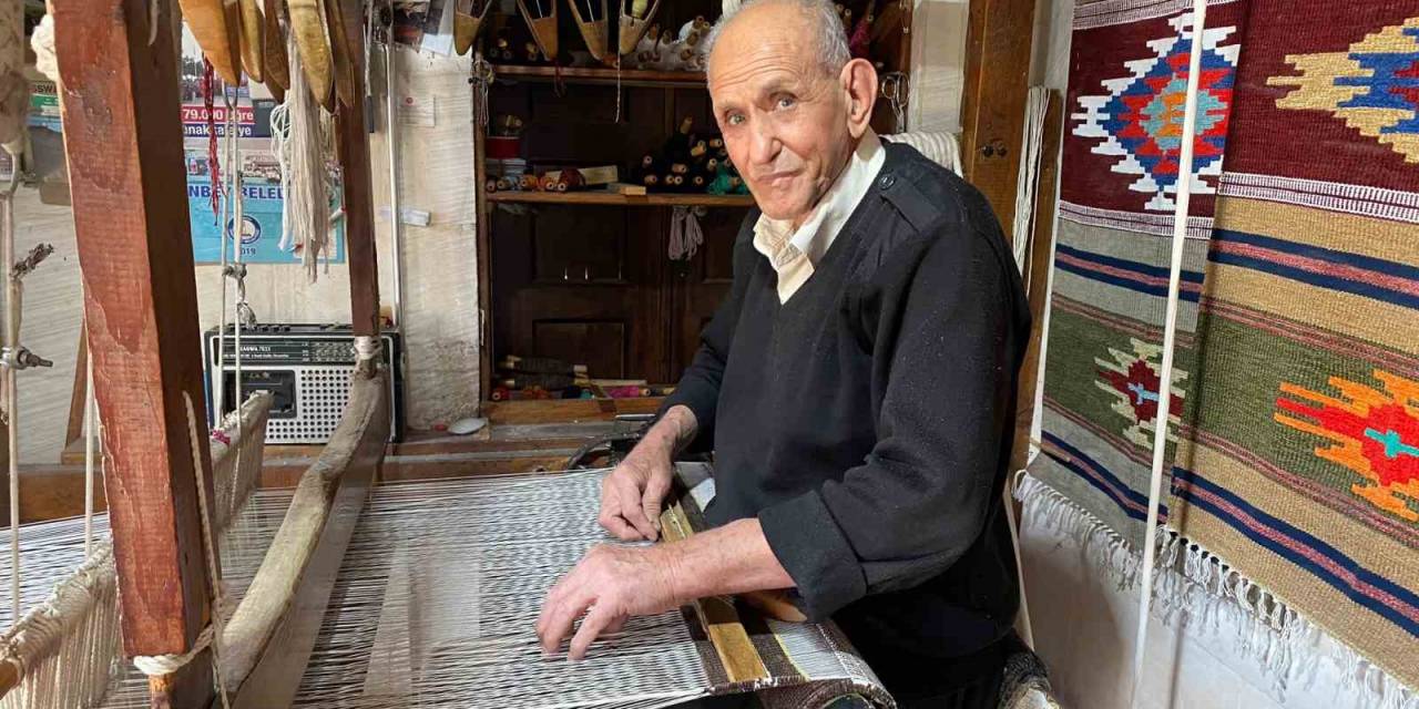 Gaziantep’te 3 Metrekarelik Dükkanda Ürettiği Kilimleri Dünyaya İhraç Ediyor