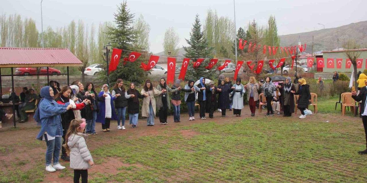 Sivas’ta Hıdırellezi Fidan Dikip, Halay Çekerek Kutladılar