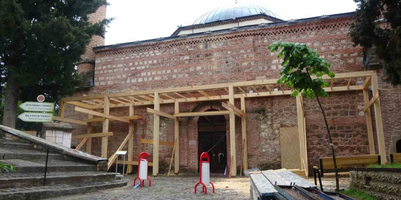 Tarihi Orhan Gazi Camii İbadete Kısa Süreliğine Kapatıldı