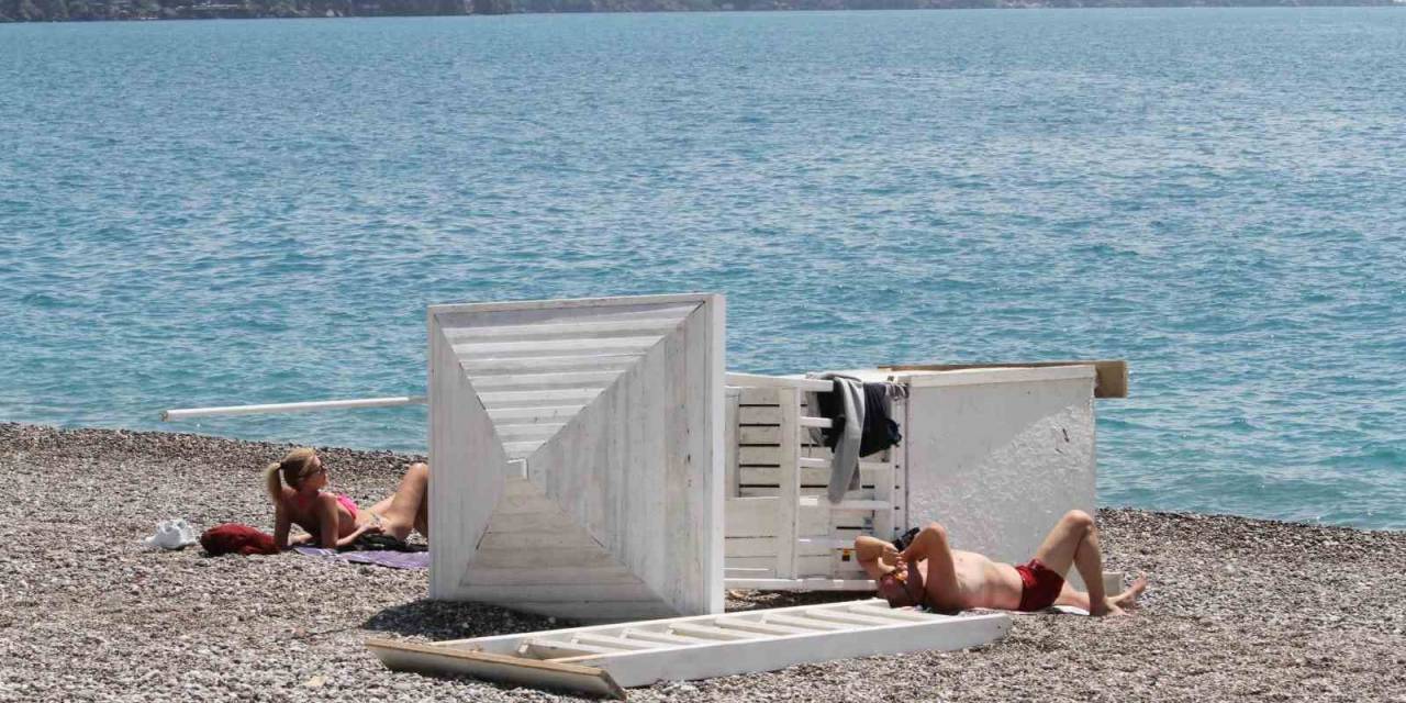 Antalya’da Dün Savaş Alanına Dönen Sahilde Bugün Sıcak Hava Keyfi