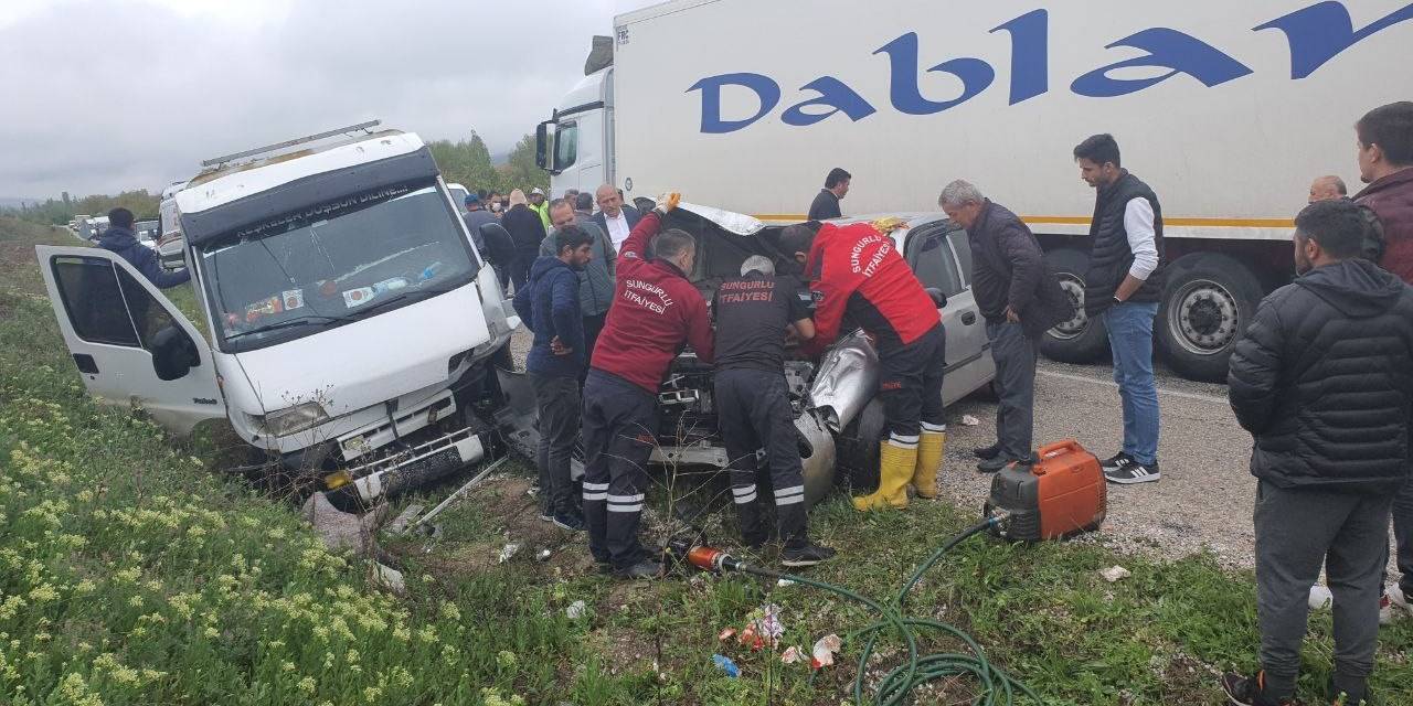 Otomobil Çekici İle Çarpıştı: 2 Yaralı
