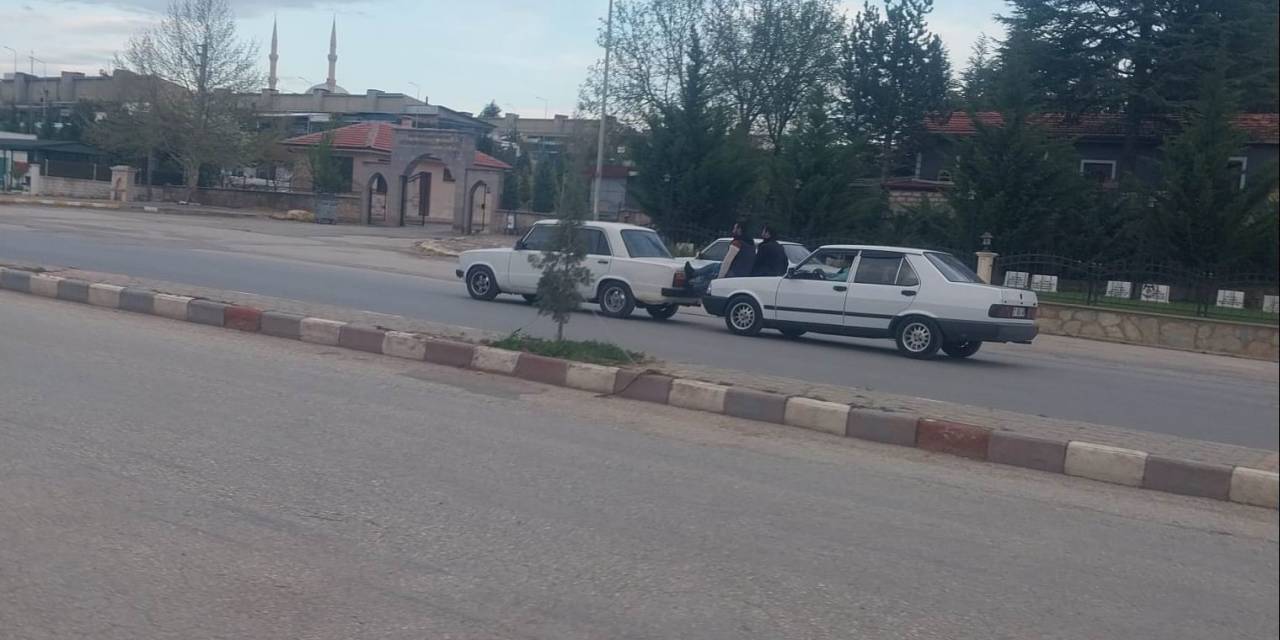 Kaputa Oturup Öndeki Otomobili İttiler
