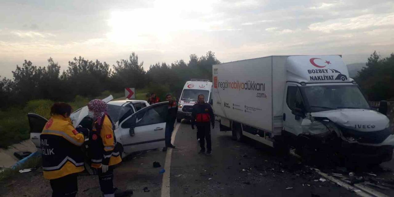 Bilecik’te Otomobil İle Kamyonet Kafa Kafaya Çarpıştı: 1 Ölü, 3 Yaralı
