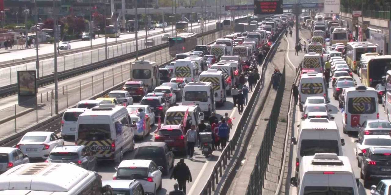 Büyük İstanbul Mitingine Akın Eden Binlerce Vatandaş D-100 Karayolunda Kuyruk Oluşturdu