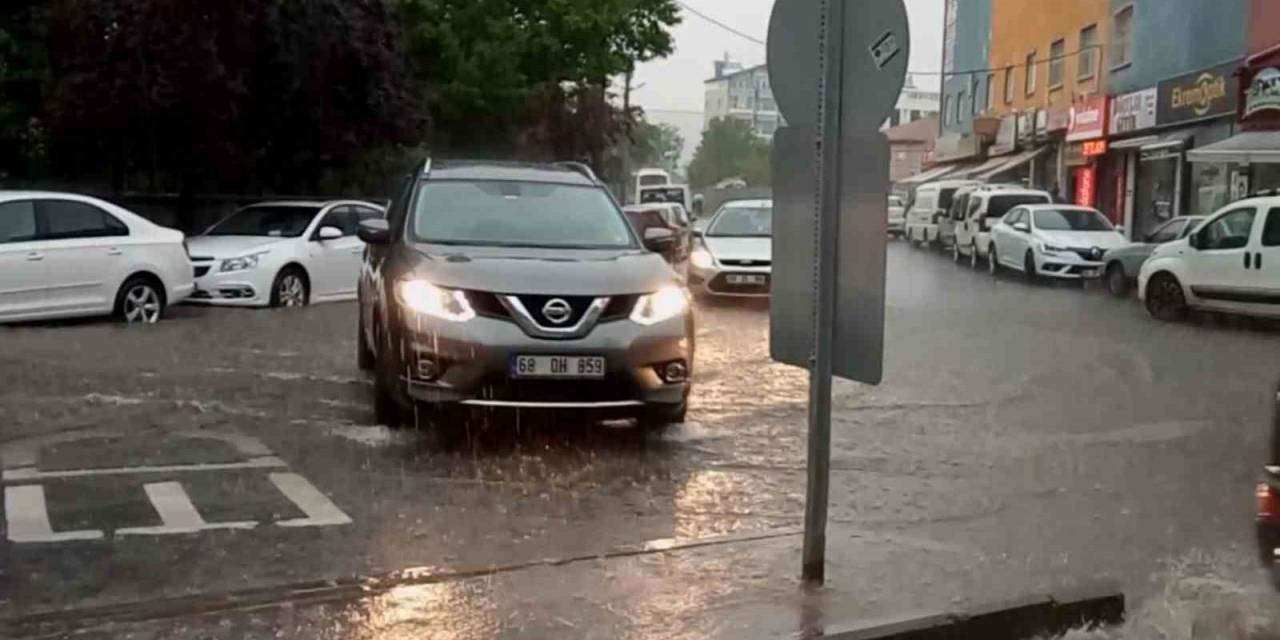 Aksaray’da Şiddetli Yağmur Etkili Oluyor