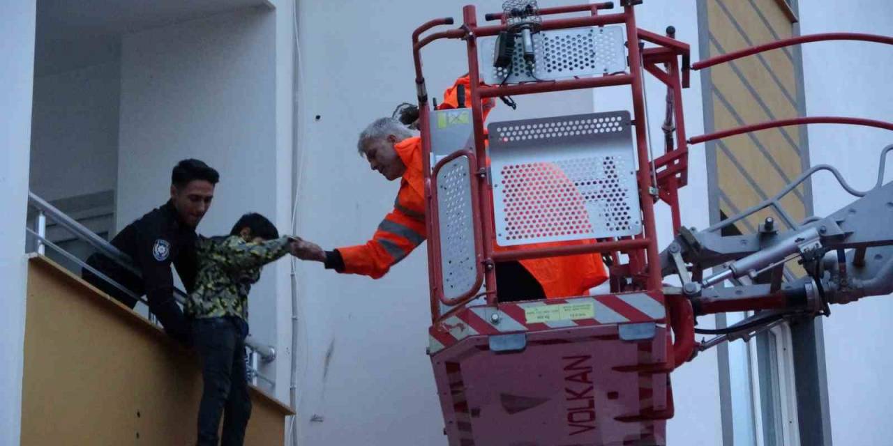 Adana’da Şiddetli Yağış Hayatı Felç Etti, Araçlar Mahsur Kaldı, Kısa Süreli Panik Yaşandı